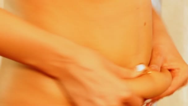 Closeup of woman pinching belly fat — Stock Video