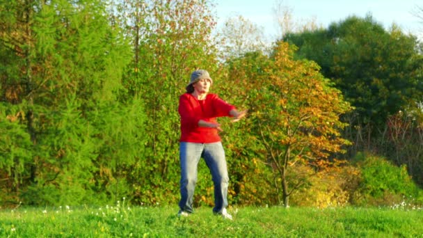 Frau praktiziert Yoga — Stockvideo