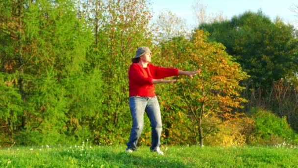 Frau praktiziert Yoga — Stockvideo