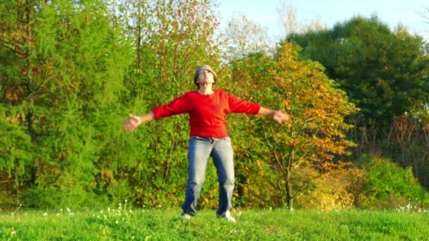 Mujer practicando yoga — Vídeos de Stock