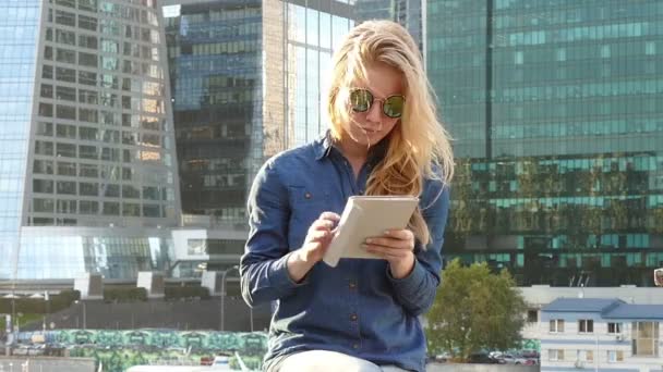 Mujer usando tableta — Vídeos de Stock