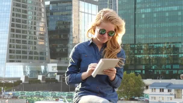 Mujer usando tableta — Vídeos de Stock