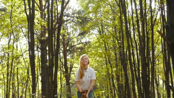 Chica lanzando hojas en otoño en cámara lenta — Vídeo de stock