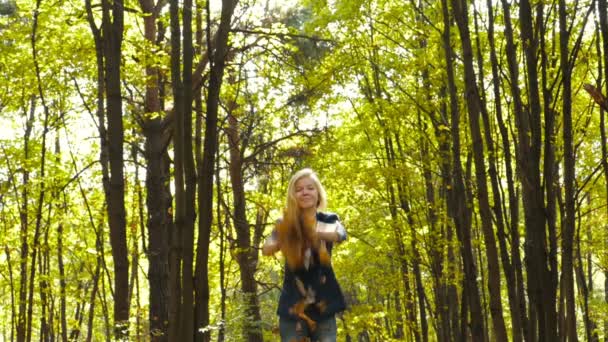 Menina jogando folhas no outono em câmera lenta — Vídeo de Stock