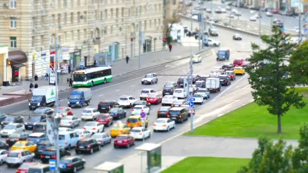 Städtische straße mit autos und fußgängern russland moskau — Stockvideo