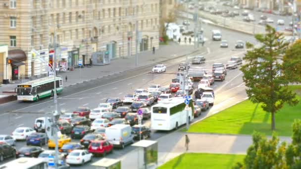 Carretera urbana con coches y peatones Rusia Moscú — Vídeos de Stock