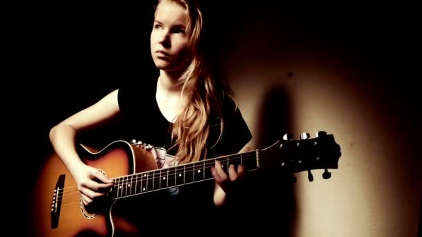 Adolescente chica jugando guitarra en casa — Vídeo de stock