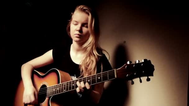 Adolescente chica jugando guitarra en casa — Vídeo de stock
