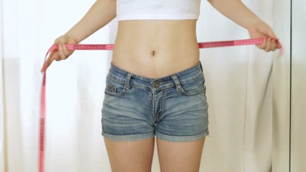 女人衡量她的臀部着卷尺 — 图库视频影像