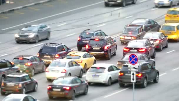 Estrada urbana com carros e pedestres Rússia Moscou — Vídeo de Stock