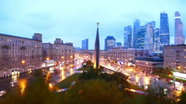 Route urbaine avec voitures et piétons Russie Moscou — Video