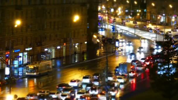 Carretera urbana con coches y peatones Rusia Moscú — Vídeo de stock
