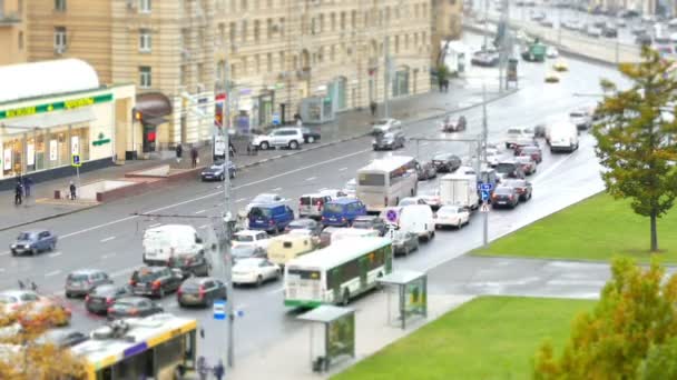 Estrada urbana com carros e pedestres Rússia Moscou — Vídeo de Stock