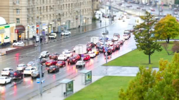 Stedelijke weg met auto's en voetgangers Rusland Moskou — Stockvideo