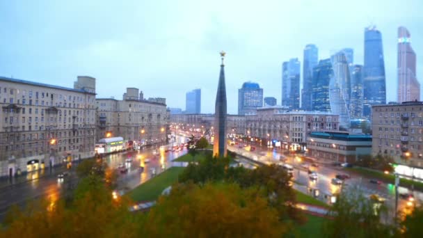 Urban väg med bilar och fotgängare Ryssland Moskva — Stockvideo