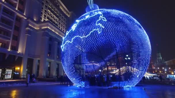 MOSCÚ, RUSIA - 15 ENE 2016: Enorme decoración navideña hecha de luces fue colocada en la plaza Manezh frente al Kremlin. La altura es de 11 m decoraciones . — Vídeos de Stock