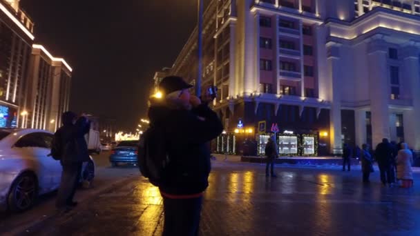 MOSCÚ, RUSIA - 15 ENE 2016: Enorme decoración navideña hecha de luces fue colocada en la plaza Manezh frente al Kremlin. La altura es de 11 m decoraciones . — Vídeos de Stock