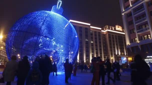 Москва, Росія-15 січня 2016: величезні різдвяні прикраси з вогнів був зроблений на манж площі перед Кремлем. Висота — 11 м. прикраси. — стокове відео