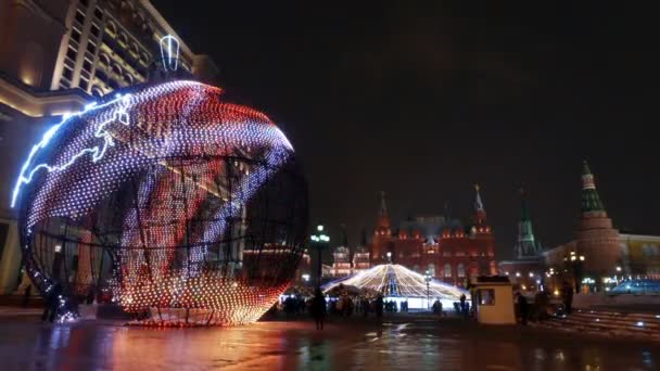 Moskau, russland - 15. janus 2016: riesige weihnachtsdekoration aus lichtern wurde auf dem manezh platz vor dem kremlin aufgestellt. Höhe ist 11 m Dekorationen. — Stockvideo