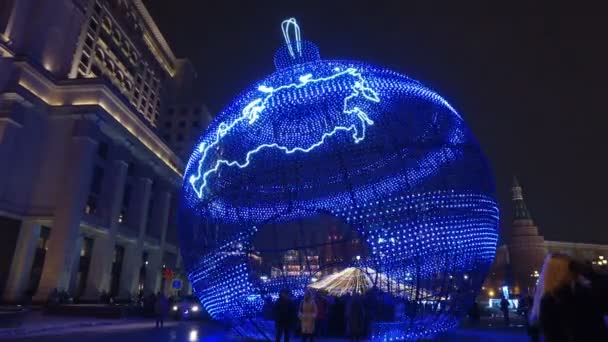MOSCOW, RUSSIA - JAN 15, 2016: Huge Christmas decoration made of lights was placed on Manezh square in front of Kremlin. Height is 11 m decorations. — Stock Video