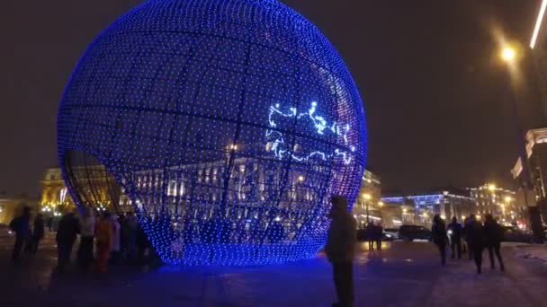 MOSCÚ, RUSIA - 15 ENE 2016: Enorme decoración navideña hecha de luces fue colocada en la plaza Manezh frente al Kremlin. La altura es de 11 m decoraciones . — Vídeos de Stock