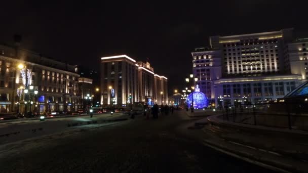 MOSCOW, RÚSSIA - JAN 15, 2016: Enorme decoração de Natal feita de luzes foi colocada na praça Manezh em frente ao Kremlin. Altura é de 11 m decorações . — Vídeo de Stock