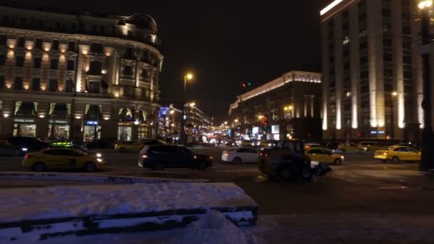 МОСКВА, РОССИЯ - 15 ЯН 2016 года: Огромное рождественское украшение из огней было размещено на Манежной площади перед Кремлем. Высота - 11 м . — стоковое видео