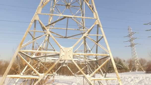 Высоковольтная башня с проводами высокого напряжения — стоковое видео