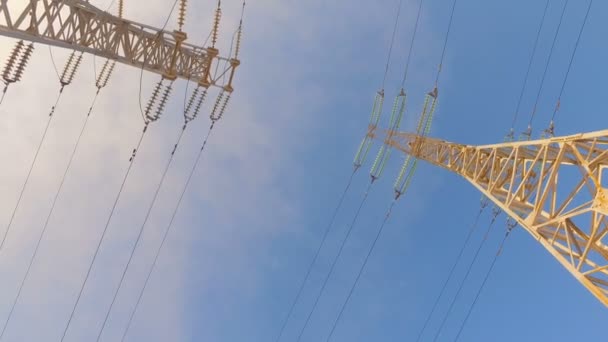 Hoog-voltage toren met hoogspanning draden — Stockvideo