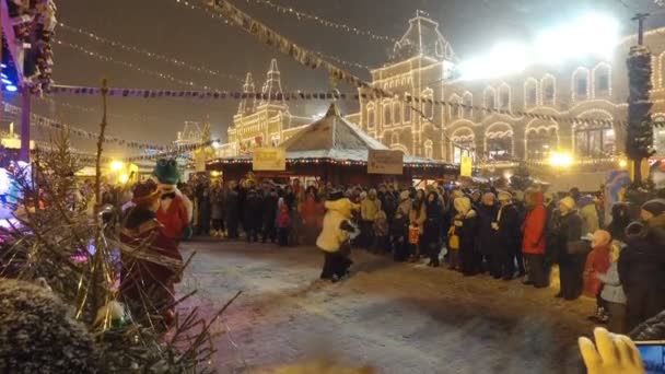 MOSCÚ, RUSIA - 15 DE ENERO DE 2016: Un alegre parque de atracciones en la Plaza Roja en la víspera de Navidad. Paseos en carrusel, luces , — Vídeo de stock