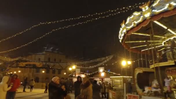 MOSCOW, RUSSIA -  JANUARY 15, 2016: A cheerful amusement park on Red Square on the eve of Christmas. Carousel rides, lights, — Stock Video