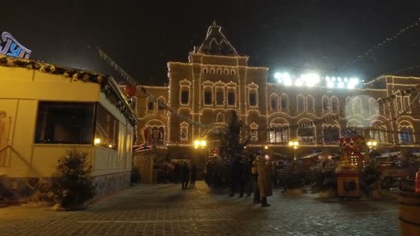Moskva, Rusko - 15 ledna 2016: Veselý zábavní park na Rudém náměstí v předvečer Vánoc. Kolotoč jízdy, světla, — Stock video