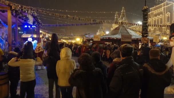 МОСКВА, РОССИЯ - 15 ЯНВАРЯ 2016: Веселый парк развлечений на Красной площади накануне Рождества. Катание на карусели, огни , — стоковое видео