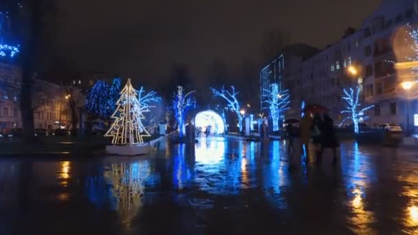 Moskva, Ryssland - 28 December 2015: På gatorna i staden på tröskeln till jul. Uppsättning semester lampor, kransar, — Stockvideo