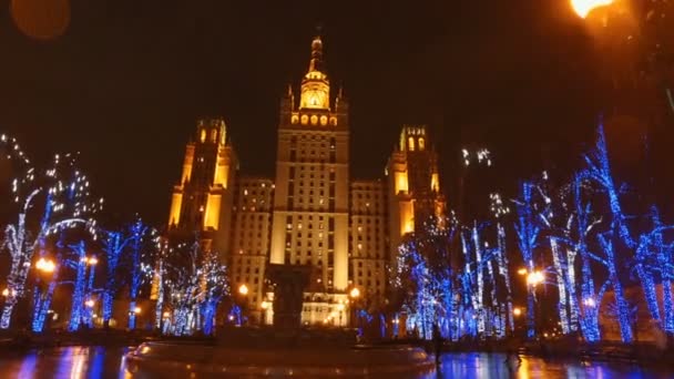 Moskova, Rusya - 28 Aralık 2015: Noel arifesinde şehrin sokaklarında. Tatil ışıklar, çelenk kümesi, — Stok video
