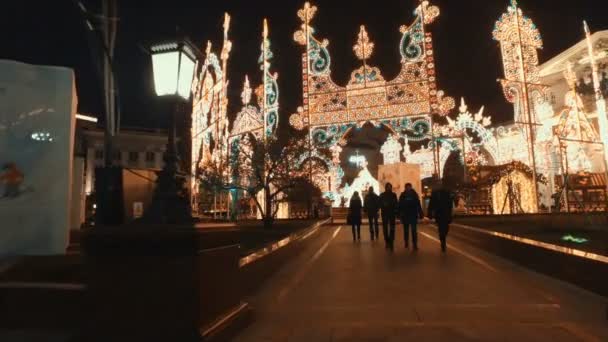 Rues de la ville à la veille de Noël . — Video