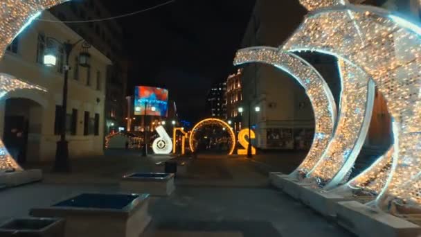 Moscow, Oroszország - 2015. December 24.: A karácsony előestéjén város utcáin. Csoportja, nyaralás fények, füzér, — Stock videók