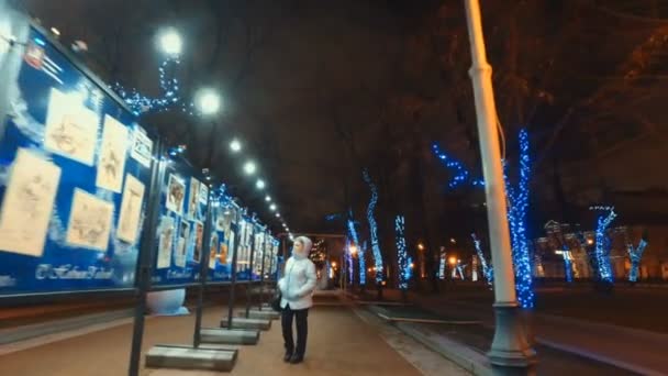 MOSCOW, RUSSIA - DECEMBER 24, 2015: The streets of city on eve of Christmas. Set of holiday lights, garlands, — Stock Video