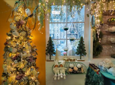 TERNI, İTALYA - 20 Ekim 2020: Terni, Umbria 'daki fantastik noel dükkanının içinde süslemeleri ve ışıkları olan pencereler