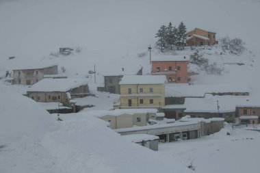 Sibillini Dağları Ulusal Parkı Umbria 'da kış fırtınası sırasında Castelluccio di Norcia dağ köyü manzarası