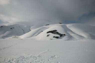 Pian Grande 'nin panoramik manzarası kış günü Monti Sibillini ulusal parkında karla kaplıydı.