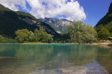 İtalyan Dolomitleri, Trentino 'da yaz mevsiminde Tenno Gölü' nün panoramik manzarası