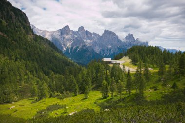 İtalyan dolomitleri içinde yaz yürüyüşü sırasında Pale di San Martino 'nun güzel manzarası, Trentino Alto-adige