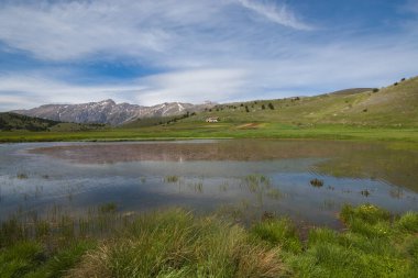 Abruzzo dağlarındaki Filetto Gölü 'nün panoramik manzarası