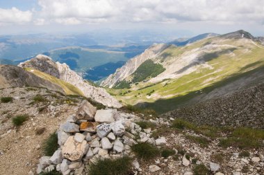Monte Bove Sud 'un Monti Sibillini Ulusal Parkı' ndaki zirvesinin panoramik görüntüsü, orta İtalya, Avrupa