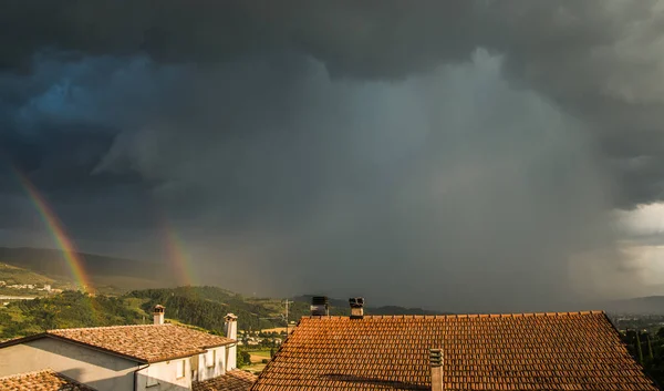 Pohled Temný Bouřkový Mrak Nad Folignem Dvojitou Duhou Umbrii — Stock fotografie