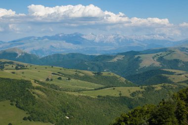 Güneşli bahar gününde Marş bölgesinde Monti Sibillini zincirinin panoramik görüntüsü