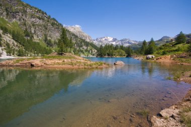 Yaz mevsiminin güzel bir gününde Devero Alp ve Codelago Gölü manzarası. Arka planda mavi gökyüzü, Piedmont - İtalya