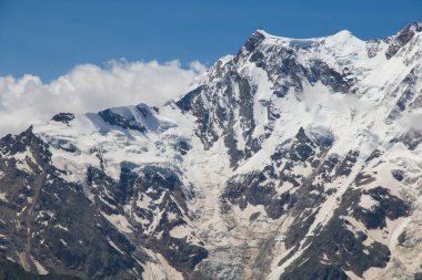 İtalya 'nın Macugnaga kenti yakınlarındaki güzel bir yaz gününde Alpler' in en ünlü zirvelerinden biri olan Monte Rosa 'nın manzarası.
