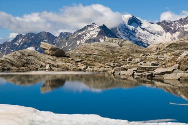 Monte Moro Passo 'daki Smeraldo Gölü' nün muhteşem manzarası ve Piedmont 'ta Monte Rosa' nın arka planı.
